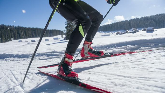 越野滑雪者以完美的技术滑上山。