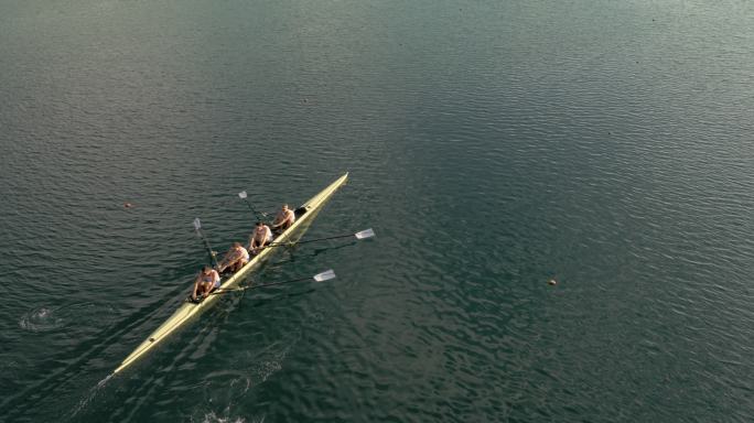 划艇队在湖上滑翔四划船力量划船
