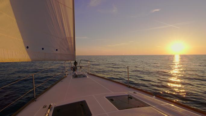 夕阳下的帆船轮船帆船邮轮出海夏天海南大海