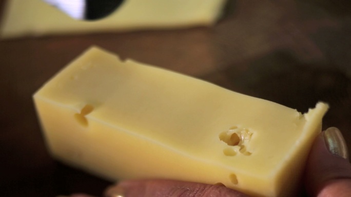 用切片机切奶酪磨碎的奶酪块状