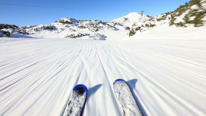 滑雪板下坡室外滑雪第一视角惊险刺激