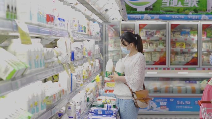 超市买牛奶酸奶升格镜头