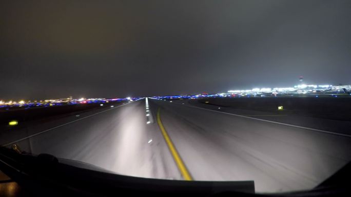 芝加哥奥黑尔国际机场起飞（夜间拍摄）