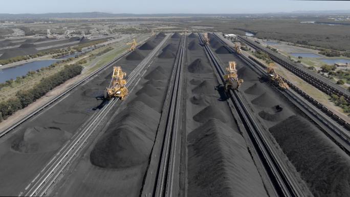 煤堆和斗轮挖掘机矿山开采隧道工作人员