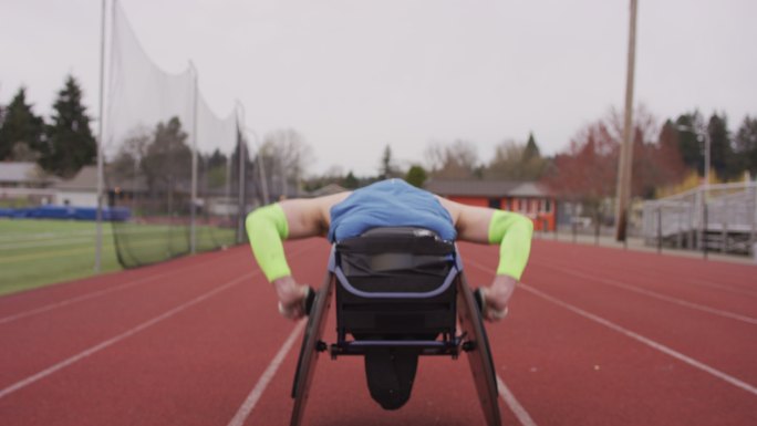 运动员在轮椅上进行适应性训练