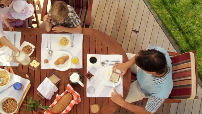 露台早餐俯瞰餐桌一家人全家人吃早饭
