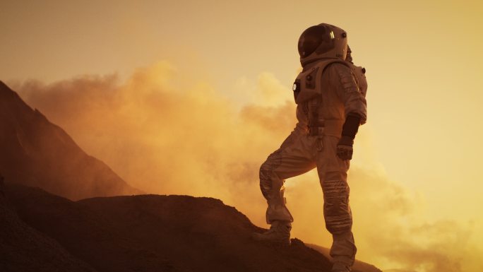 宇航员站在外星红色行星/火星的剪影