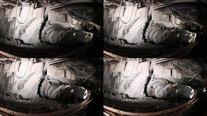 智能化采煤机正在煤矿井下挖煤