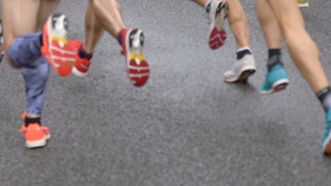 马拉松运动员脚步大腿选手背影地面