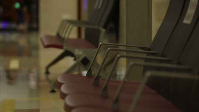 医院走廊空椅子