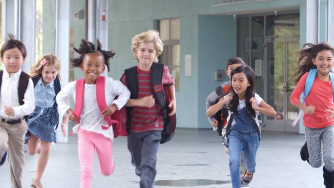 一群小学生在学校走廊里奔跑