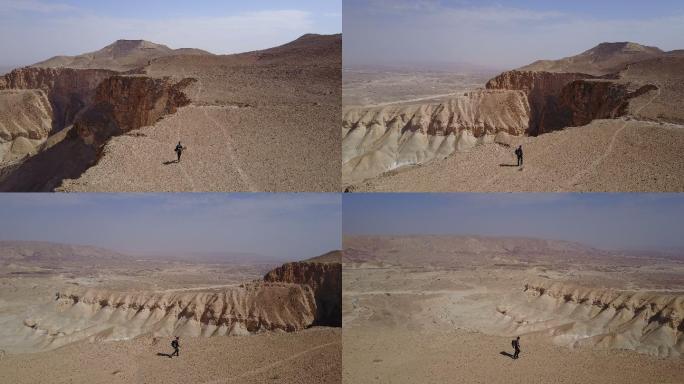 徒步旅行者在沙漠中登山