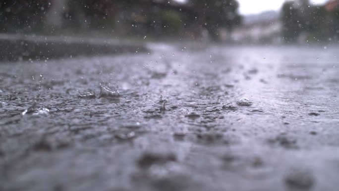 慢镜头特写大雨导致道路洪水