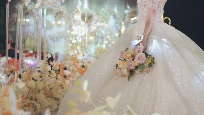 婚礼现场新娘拿着手捧花