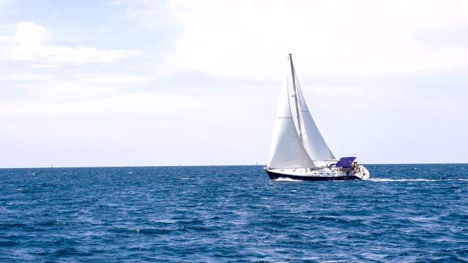 帆船在海上航行蔚蓝大海海平面海洋海水海景