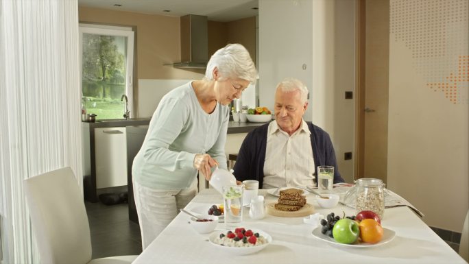 老年夫妇早餐喝茶家庭生活白发分享