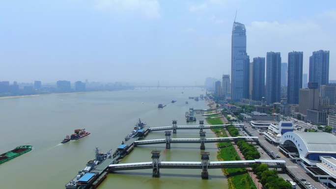 航拍武汉港口江边码头
