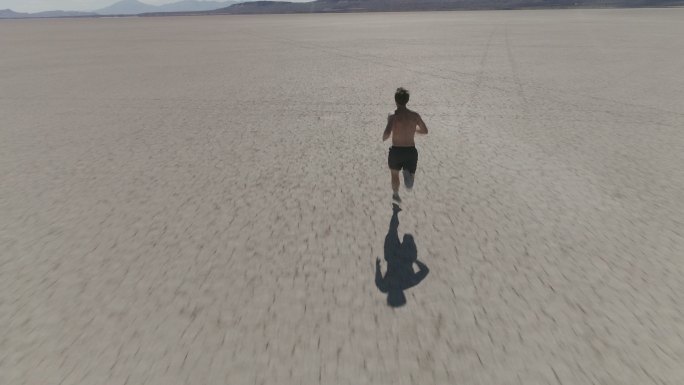 在沙漠中奔跑的人挑战极限探险飞奔