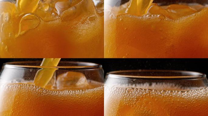 汽水橙汁倒进玻璃杯里