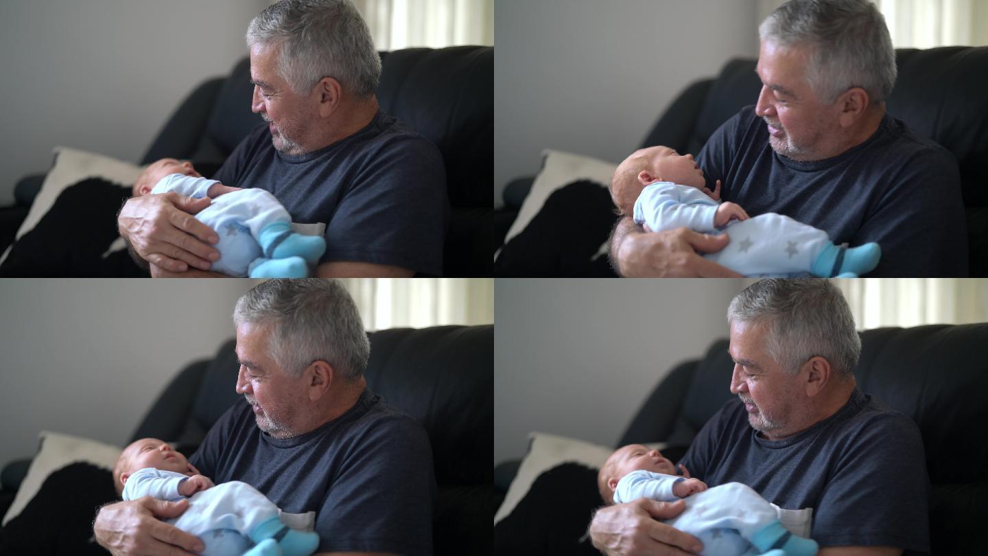 爷爷和孙子在客厅里