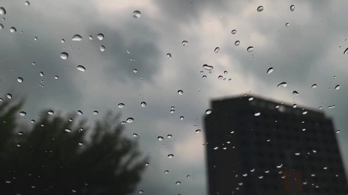 暴风雨前的阴沉天气视频