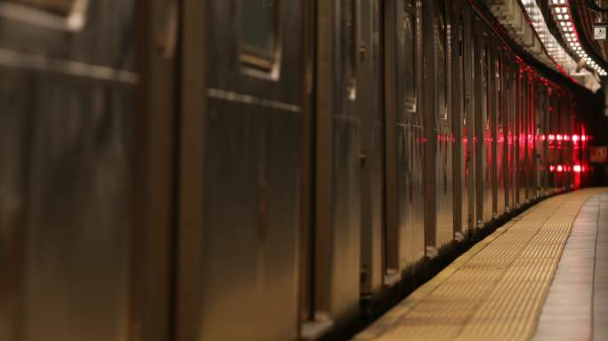 地铁列车到达伦敦首都火车站城市车站