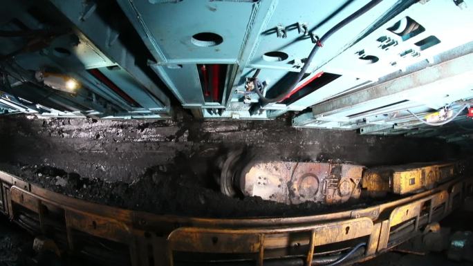 智能化采煤机正在煤矿井下挖煤