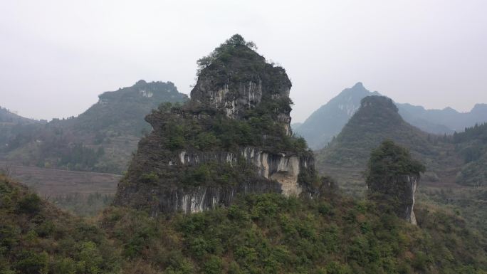 航拍贵州大山里的突出山石