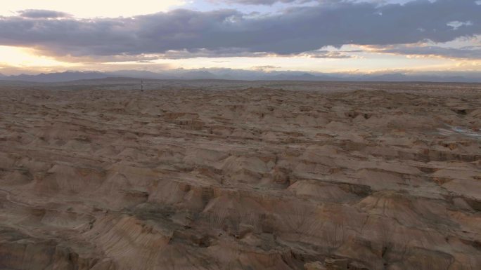新疆风化岩石隔壁无人区雅丹自然地貌