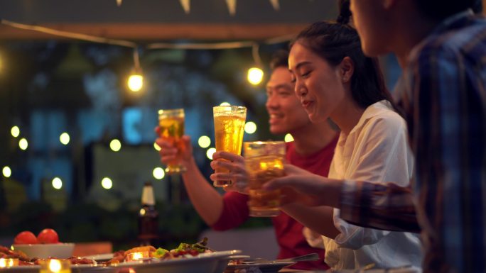 朋友们在一起聚餐露营野餐年轻人聚会