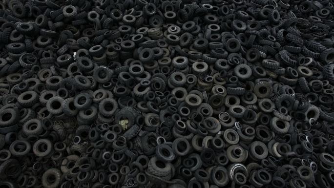 鸟瞰废旧橡胶轮胎石油化工产品回收再利用生