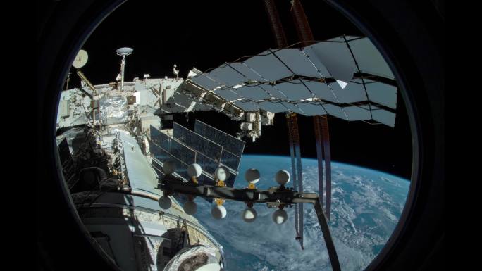 从国际空间站窗口看地球