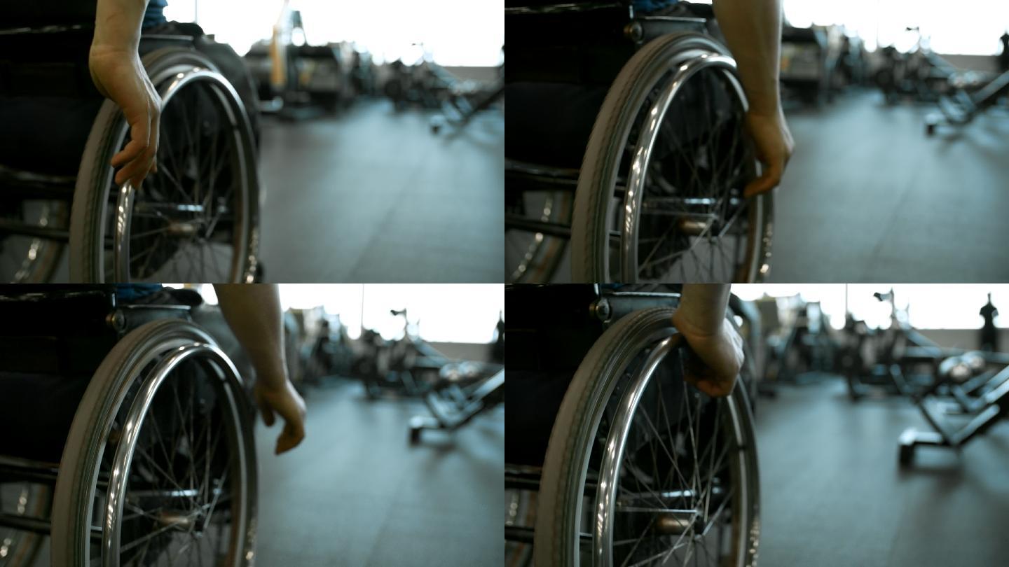 健身房里坐轮椅的人