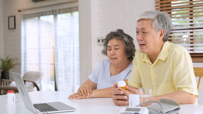 老年人使用电脑视频与医生讨论疾病