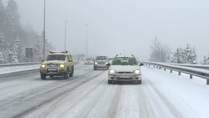 雪地公路上的交通通勤者交通交通堵塞