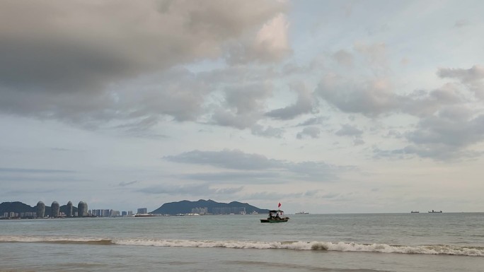 海南三亚黄昏清晨海边小船飘荡