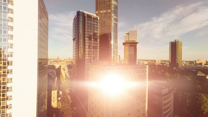 太阳在摩天大楼玻璃幕墙中的反射