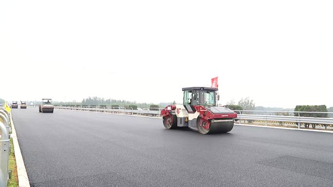 修路压路机工作 铺路 道路施工 高速公路