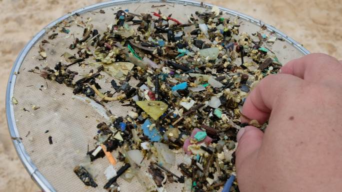 微塑料是污染环境的非常小的塑料碎片。
