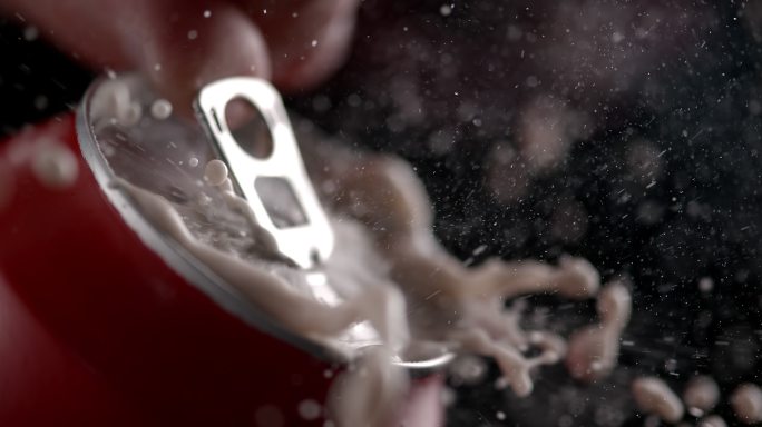 可乐打开时液体飞溅的场景