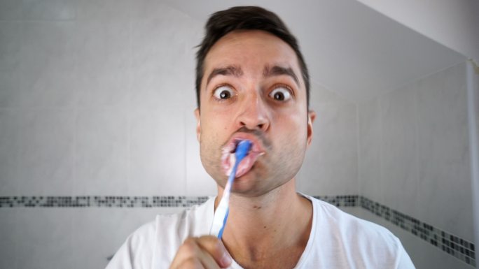 早上刷牙的人口腔问题疾病牙齿国外外国