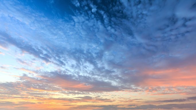 延时下的五彩天空天空云层流动的云火烧云日