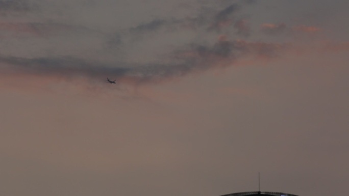 飞机从晚霞中穿过