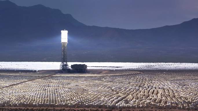 无人机拍摄的伊凡帕太阳能热电厂