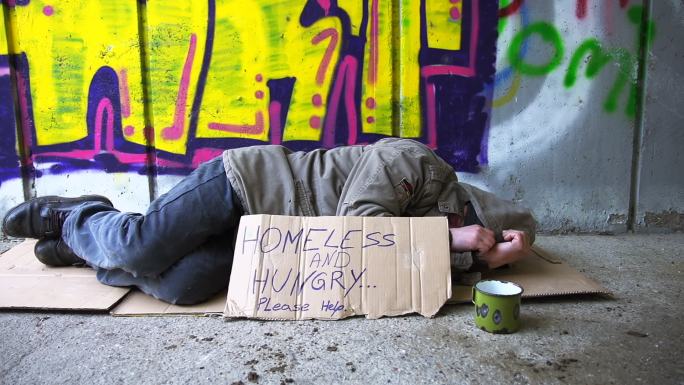 无家可归的人睡在地下通道