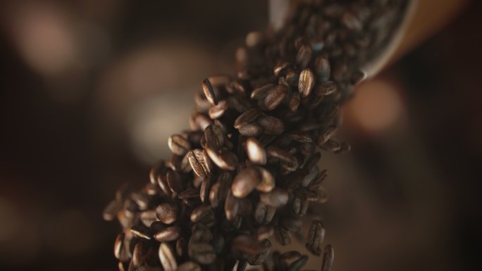 超慢镜头中掉落的咖啡豆