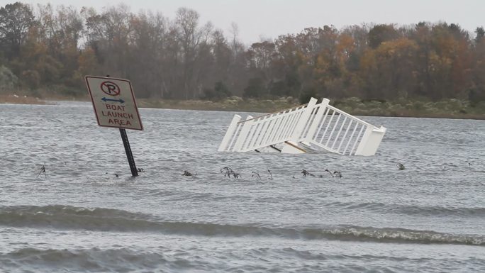 超级风暴过后，一艘小船被淹没。