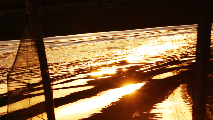 江水波光粼粼金色水面—黄昏湖面河边