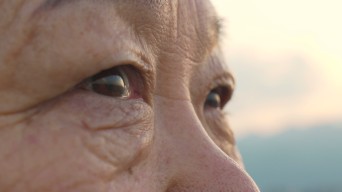 老人的眼睛眼睛特写眼眸老年的人眼睛视频素材