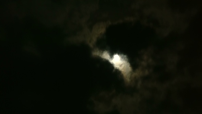 一轮圆月被乌云遮盖